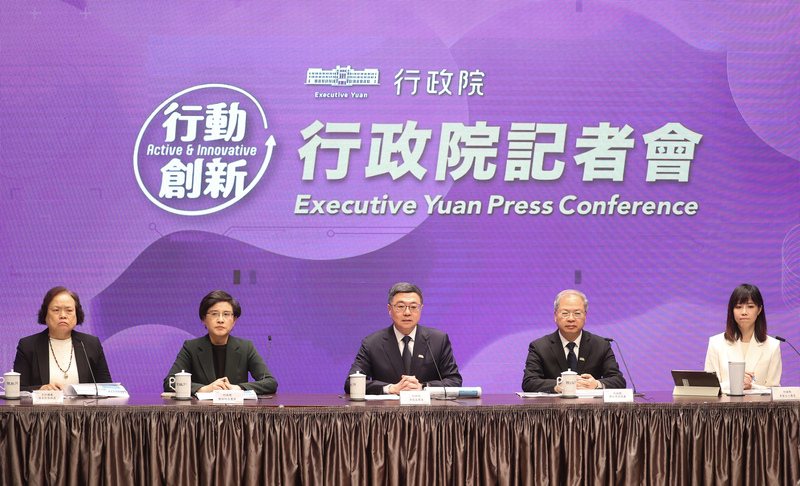 中央政府114年度總預算案遭大幅刪減、凍結，行政院23日在新聞中心舉行記者會，行政院長卓榮泰(中)、副院長鄭麗君(左2)、秘書長龔明鑫(右2)、發言人李慧芝(右)、主計總處主計長陳淑姿(左)等人出席。(圖：中央社)