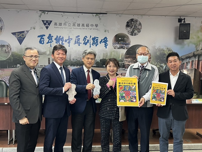立法院教育及文化委員會23日安排前往高雄中學考察性平教育現況與挑戰，民進黨籍立委范雲（右3）、許智傑（右）、雄中校長莊福泰（右2）、高雄市教育局長吳立森（左2）等人會談後合影。(圖：中央社)