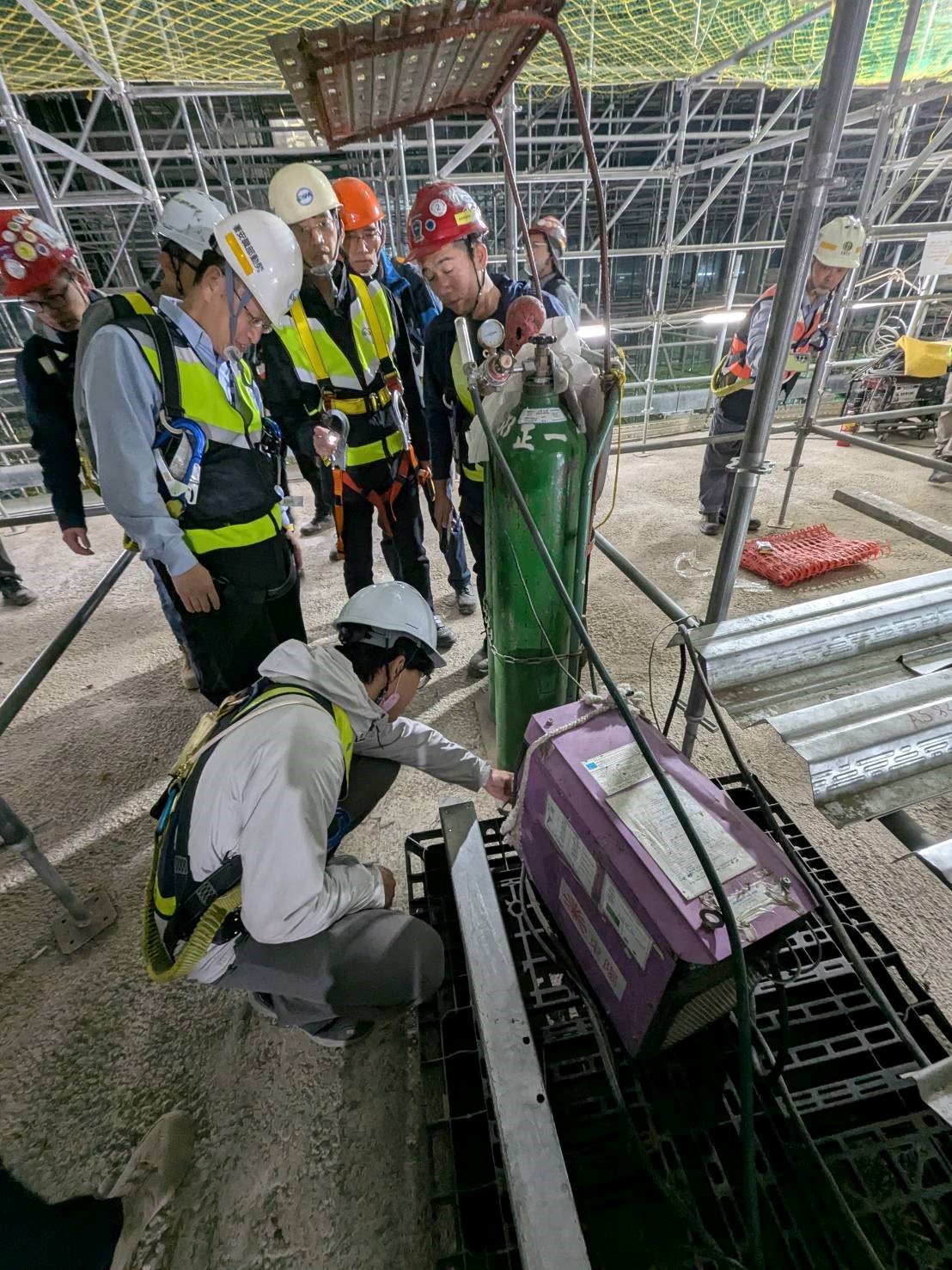 勞動部7日起啟動「114 年春安期間加強勞動檢查實施計畫」，圖為營建工地夜間勞檢-現場確認交流式電焊機自動電擊防止裝置作動功能測試。(圖：勞動部職安署)