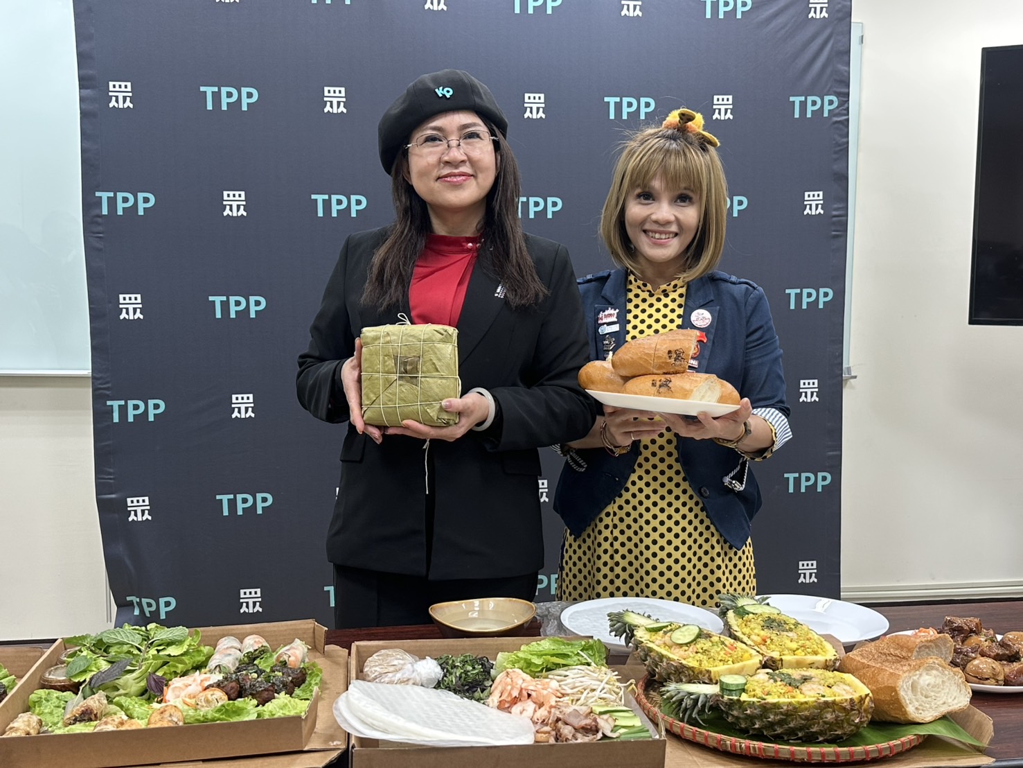 春節期間，民眾黨立委麥玉珍特別準備豐盛越南美食佳餚，介紹充滿濃濃「越式新年」的文化面貌。(鄭佑漢 攝)