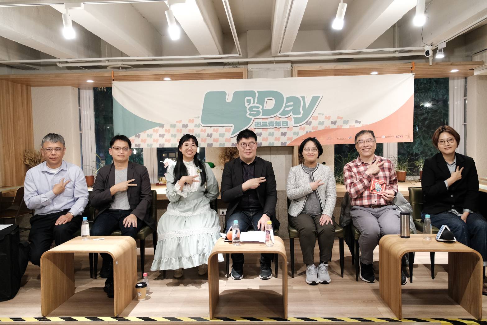 Y’s Day「週三青年日」23日舉辦「國運上上籤——新春求籤的集體願景與社會想像」座談。圖左起：林偉聯 林聖軒 謝宜安 王文岳 徐維芷 陳俐甫 郭玫岑。(台灣智庫提供)
