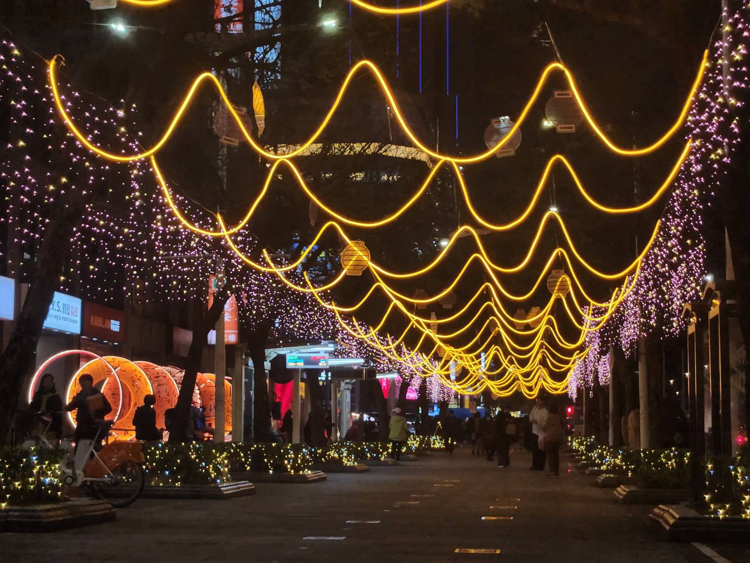2025台北燈節將於2月2日登場，24日晚間6條「城市光廊」搶先點亮西區。（江昭倫 攝）