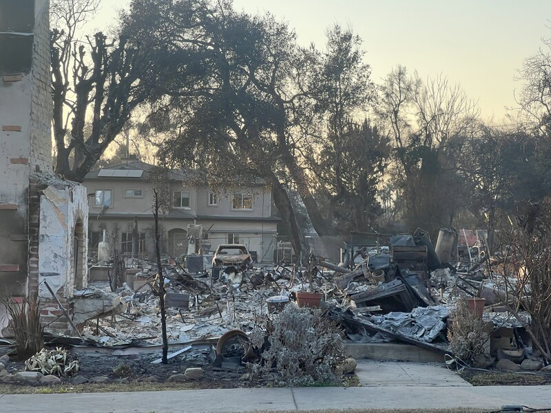 洛杉磯野火波及民宅，圖為受災的房屋全毀。 (圖：中央社)