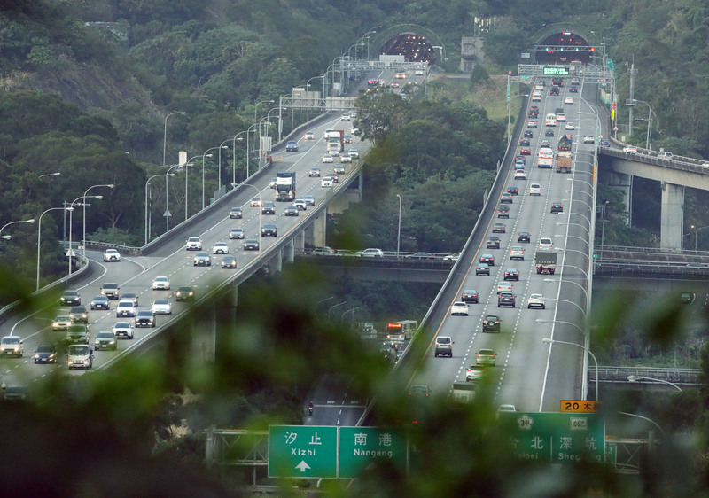 農曆春節9天連假25日展開，凌晨國道車流量已漸增加。圖為國道3號木柵系統道路24日午後下班時刻車流增加，但仍屬順暢 (圖：中央社)