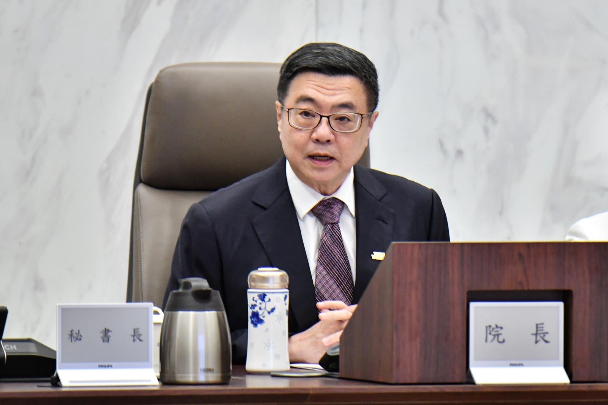 行政院長卓榮泰6日表示，建構台灣的主權AI及完善數位生態系統刻不容緩，國科會正全力推動建置新一代的高速運算主機，將促進我國生成式AI的研發及產業應用。(FB@卓榮泰)