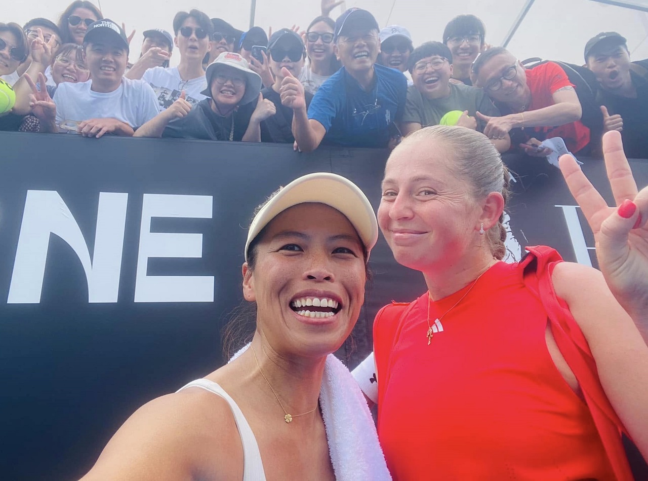 網球好手謝淑薇24日與拉脫維亞搭檔奧斯塔朋科(右)在澳洲網球公開賽女子雙打4強戰取勝、挺進冠軍戰。(FB@Su-Wei Hsieh 夢遊寫真人謝淑薇)