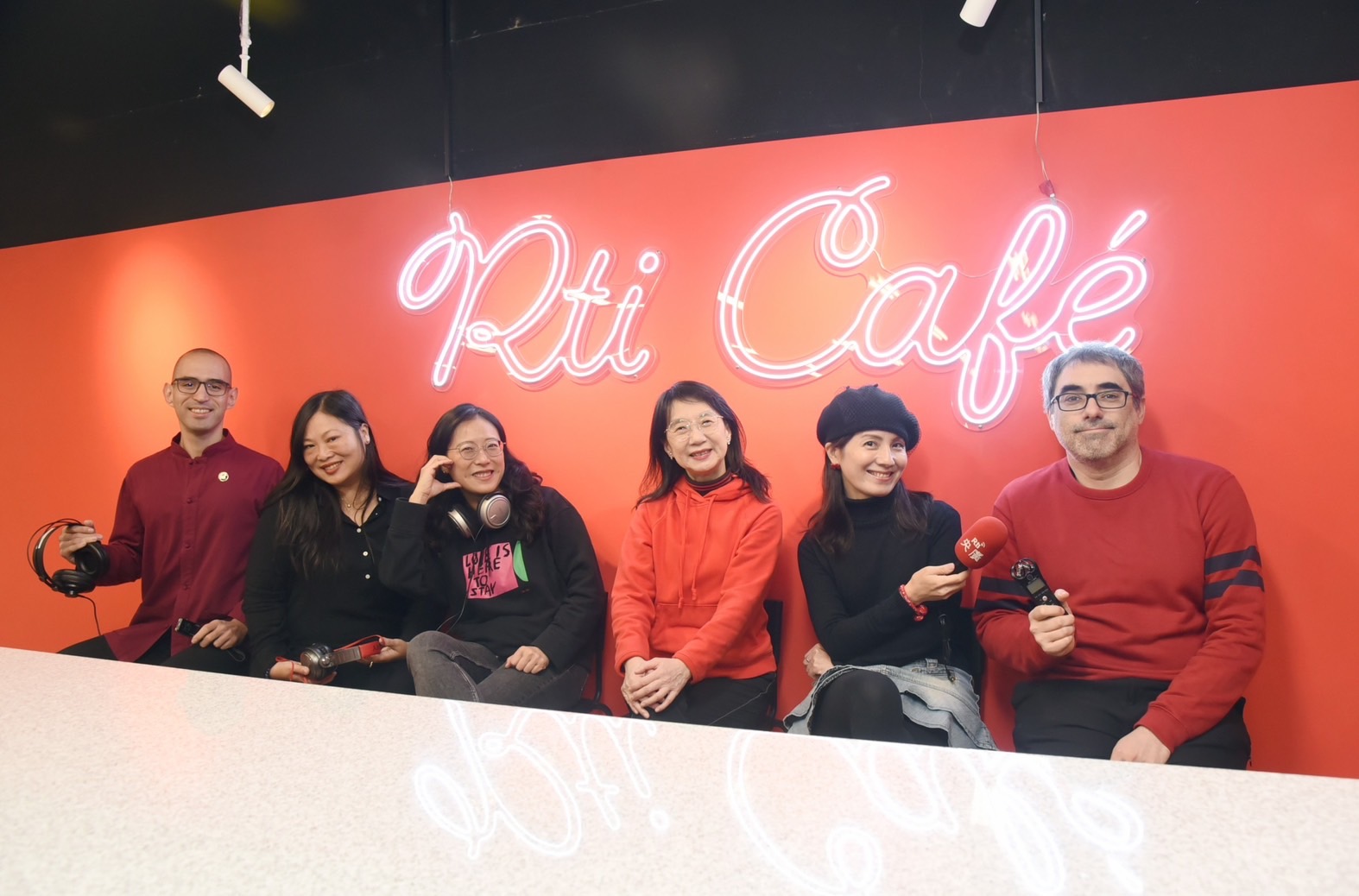 Rti央廣西語節目主持群，Andrea Wang(左三)與Sol Hong(右二)分別名列最受歡迎女主持人第一名和第三名。(Rti)