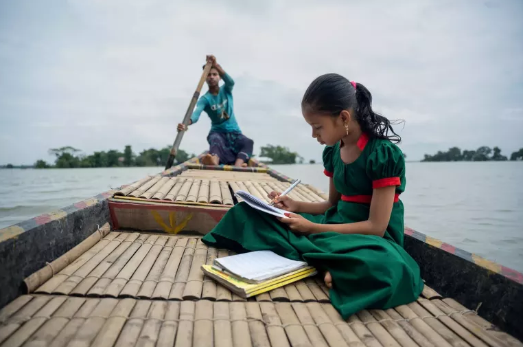 極端氣候干擾就學，UNICEF報告指出2024年影響2.42億兒童。(圖：UNICEF)