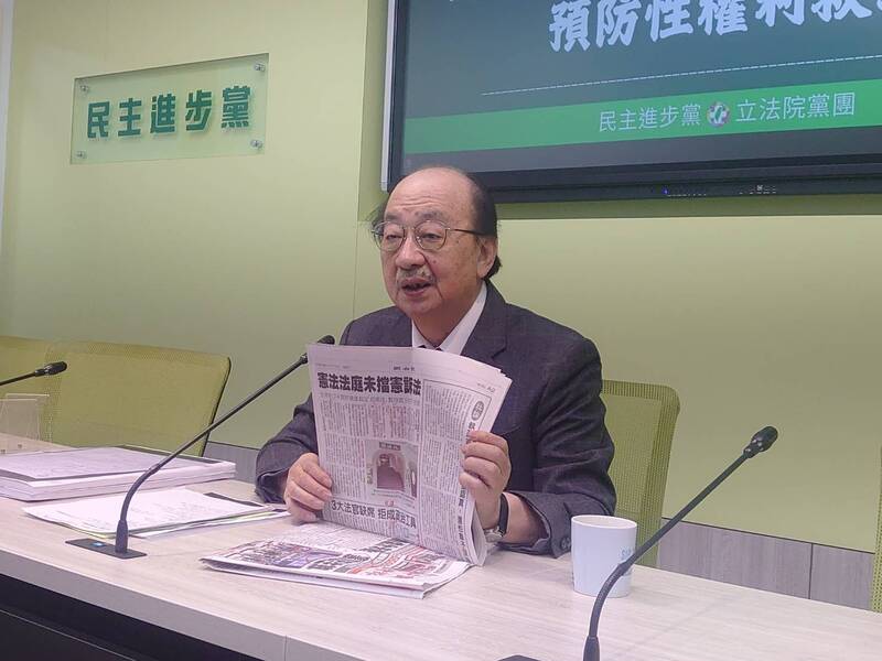 民進黨立法院黨團總召柯建銘25日表示，行政院一定會在10日內將選罷法覆議送到立法院，立法院2月3日開工日處理，全國41個選區的罷免案也會送至中央選舉委員會。(圖：中央社)