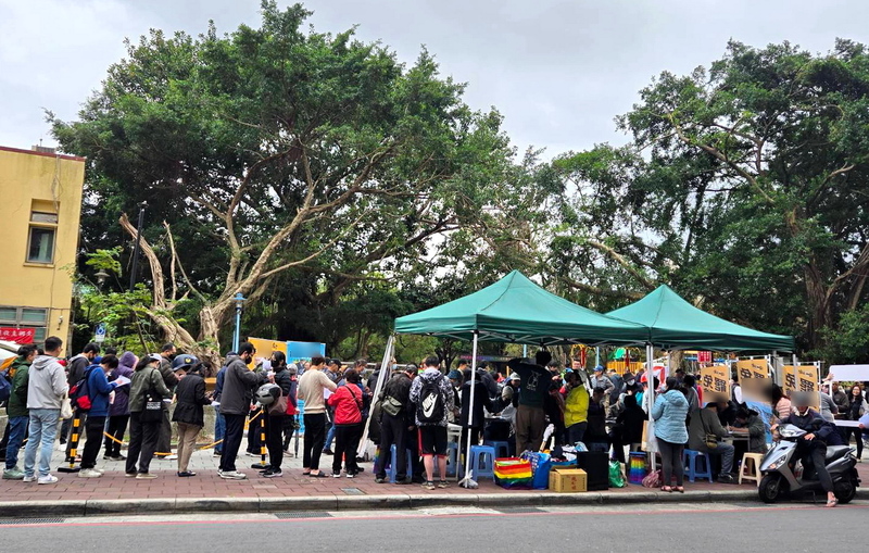 號召罷免新北市國民黨立委的團體志工25日在連署站協助民眾填寫提議書、連署書，獲得民眾響應支持。（民眾提供） (圖：中央社)