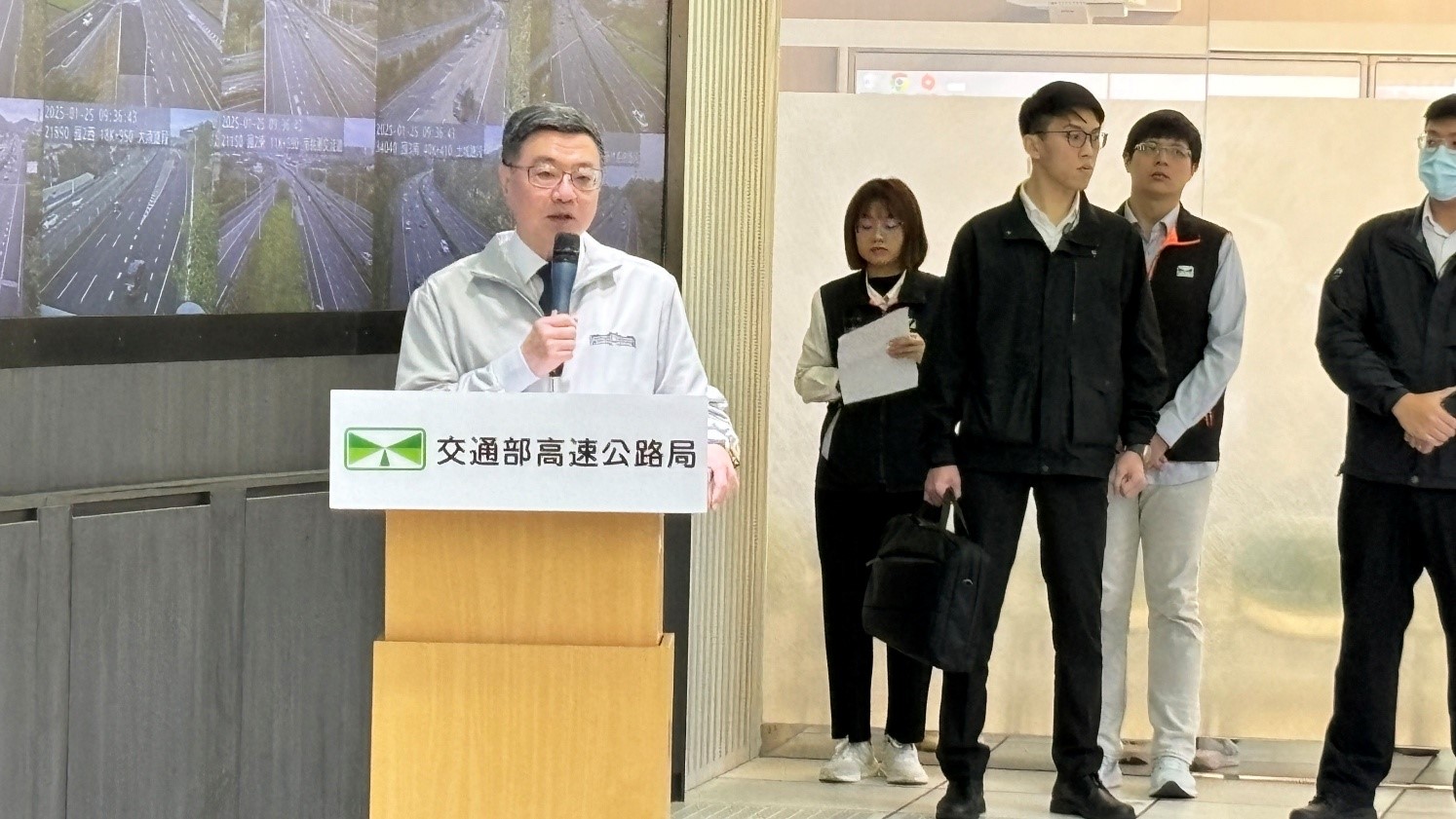 行政院長卓榮泰25日視察高公局交控中心。(交通部提供)