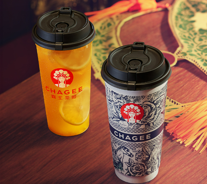 中國當紅茶飲品牌「霸王茶姬」近期因農曆新年的英文翻譯遭到中國網友炎上。(FB/@my.chagee)