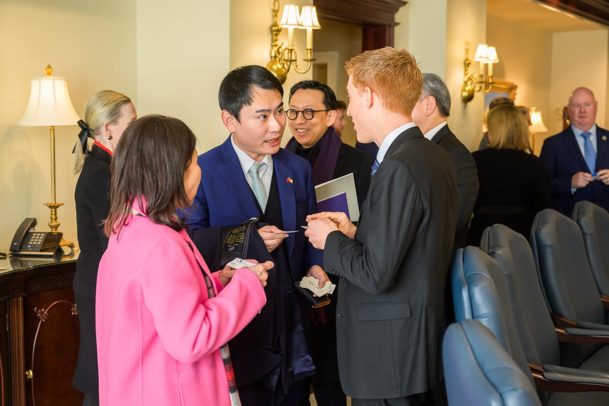 民進黨籍立法院國防外交委員會立委陳冠廷(圖中)參加跨黨派立委慶賀川普就職訪問團訪美期間，與華府智庫進行交流，並接受美媒訪問。(陳冠廷提供)