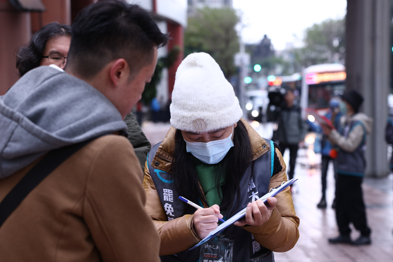 公民團體於春節期間，在全台各地號召民眾連署罷免案。(圖：中央社)