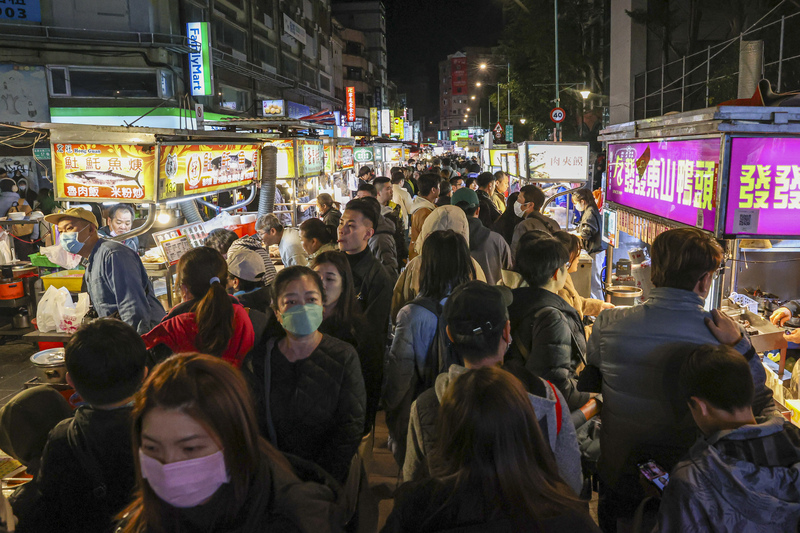 夜市已經成為觀光客必去的景點之一。中央社記者鄭清元攝  114年1月27日 (圖：中央社)