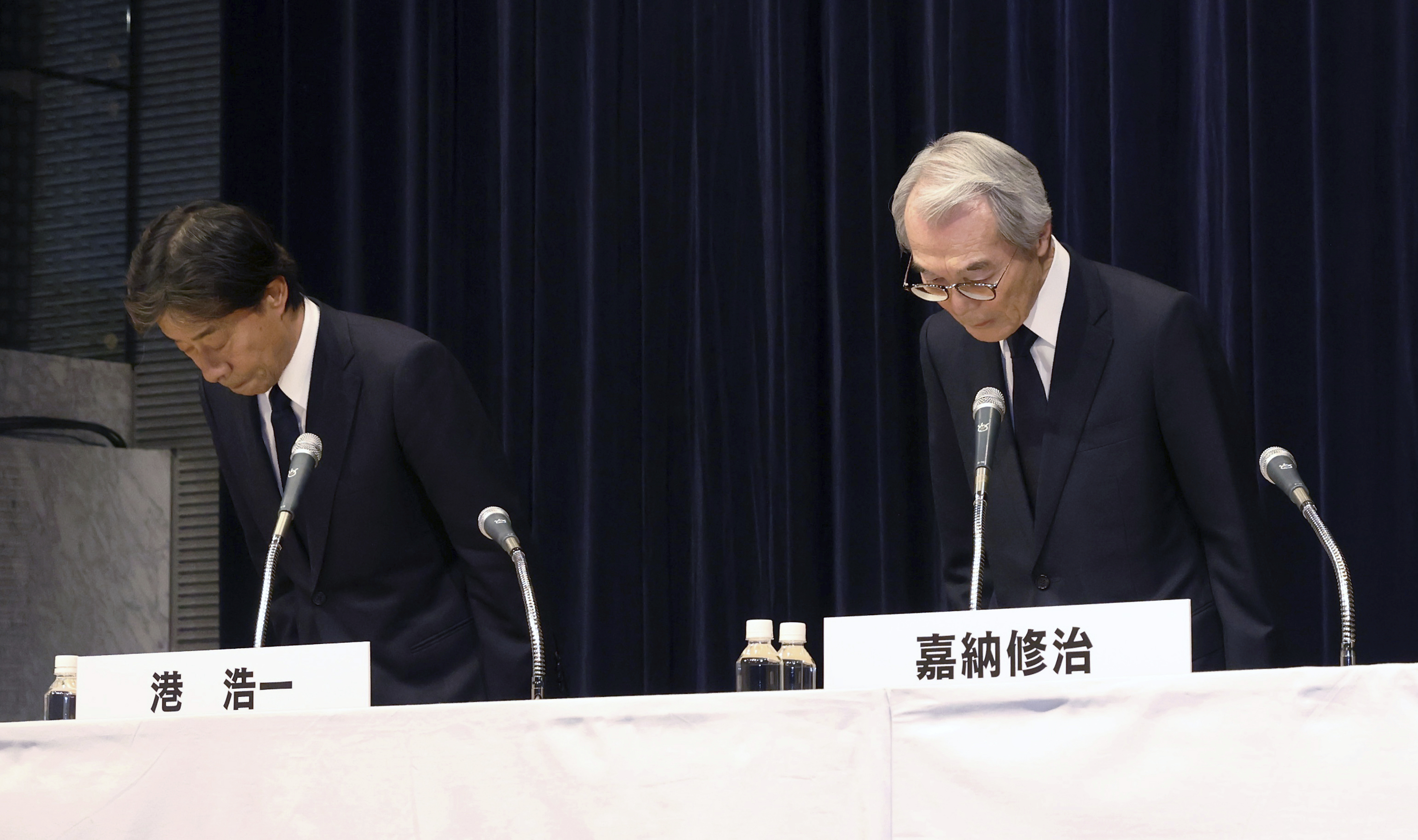 日本綜藝天王中居正廣被爆料與女性發生性侵糾紛，富士電視台員工疑似牽扯其中。富士電視台27日宣布，社長港浩一(左)與會長嘉納修治(右)辭職。(美聯社/達志影像)