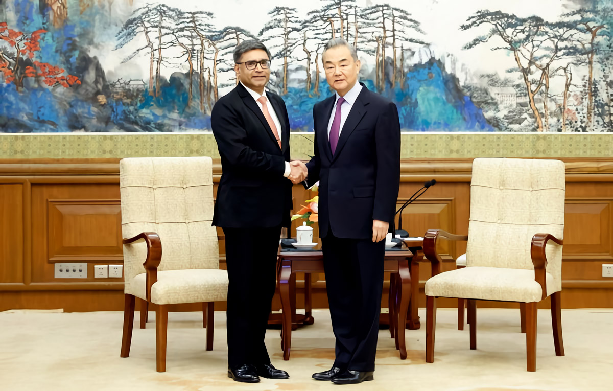 中國外交部長王毅(右)27日在北京會見印度外交秘書唐勇勝(左，Vikram Misri)。(翻攝中國外交部官網)