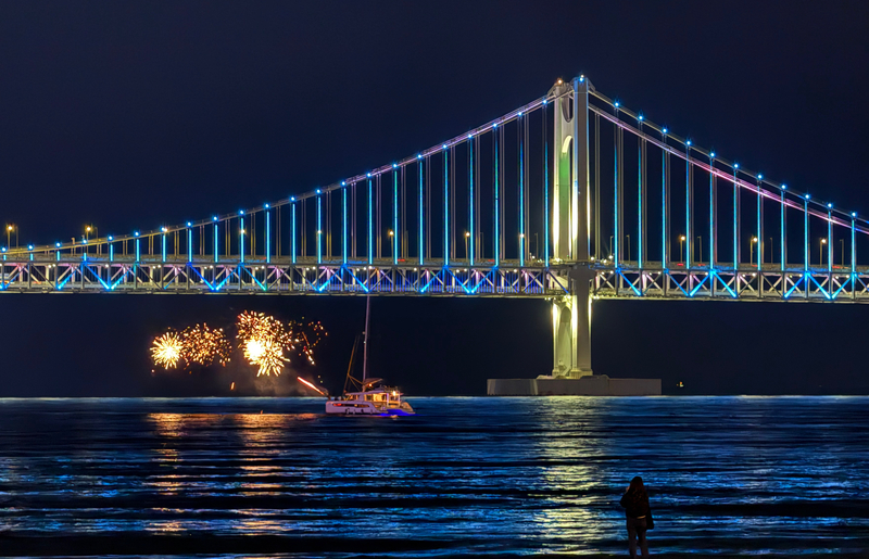 釜山為韓國第2大城市，也是許多外國遊客必訪之處，除了道地美食與白日美麗風景外，夜晚的廣安大橋也是當地極具代表性的景點之一。中央社記者王飛華攝  114年1月28日 (圖：中央社)