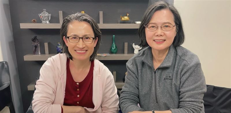 蔡英文（右）邀請蕭美琴（左）來自己家吃飯，兩人也有合照。（圖／翻攝自Threads＠tsai_ingwen）