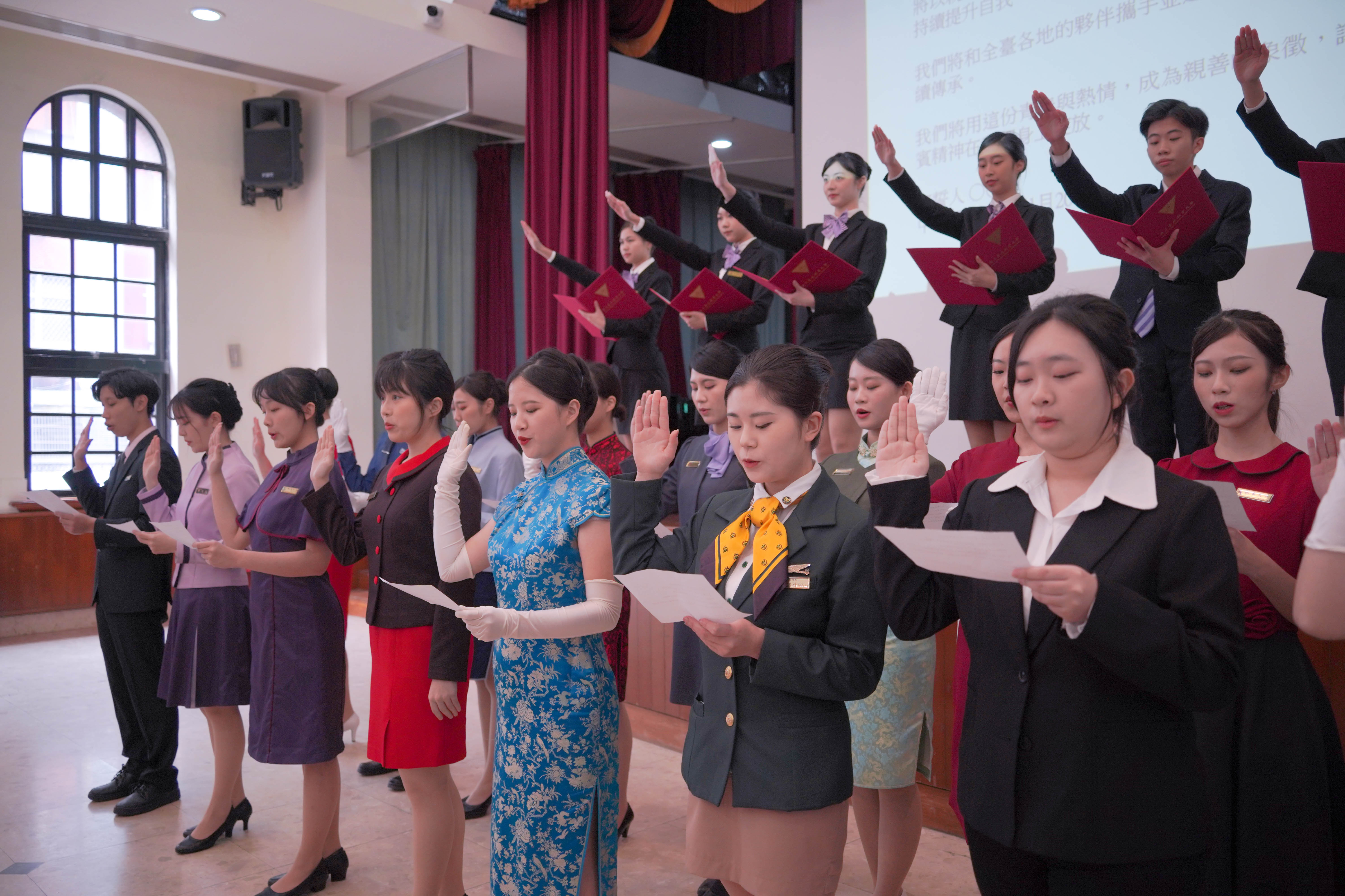 30所大學的禮賓親善大使進行親善誓約儀式。(國際禮賓親善協會提供)