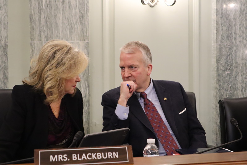 美國聯邦參議院商務委員會28日就巴拿馬運河召開聽證會，共和黨參議員蘇利文（右）於會中關切中國公司控制巴拿馬運河兩端，是否可能在北京侵略台灣時，聽解放軍命令關閉運河。 (圖：中央社)