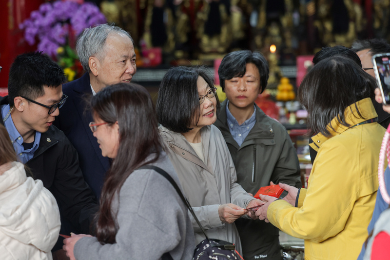 農曆大年初一，前總統蔡英文（中）29日到台北覺修宮參拜，並發放福袋給民眾。 (圖：中央社)