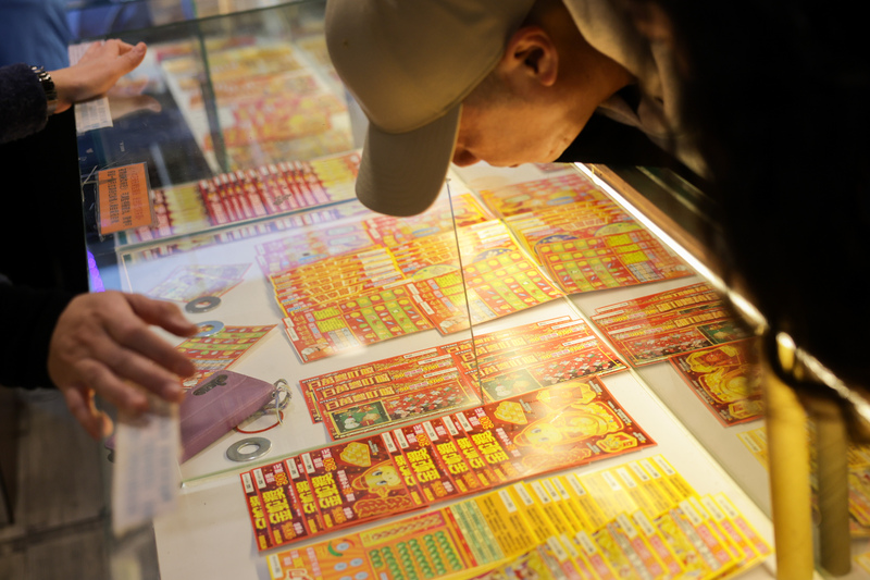 圖為民眾挑選新春刮刮樂。(圖：中央社)