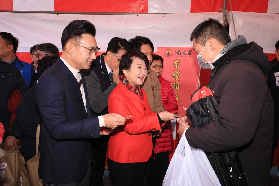 台中市長盧秀燕大年初一前往南天宮祈福發放小紅包。 (圖:台中市政府)