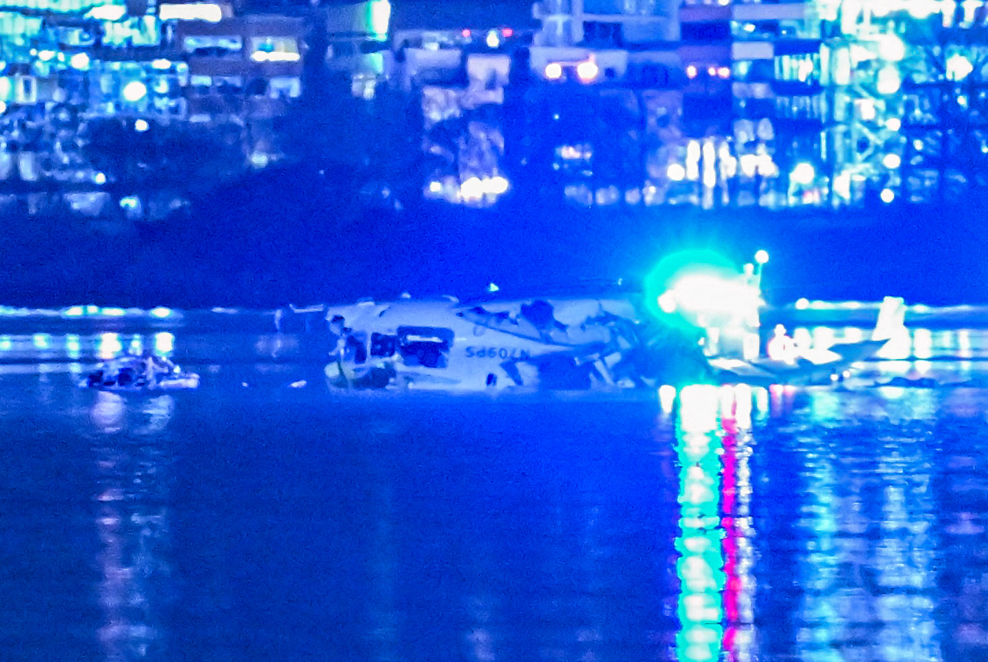 美航子公司PSA航空公司一架客機29日與一架美軍黑鷹直升機空中相撞後雙雙墜河。(AFP)