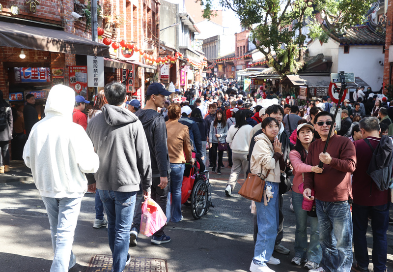 台灣各地31日早晚仍偏冷，中南部、東南部等地有局部短暫陣雨，初三計畫走春出遊民眾記得帶雨具。圖為30日新北市深坑老街滿是人潮。(圖：中央社)