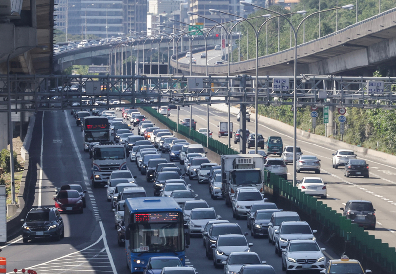截至1日9時，國道全線交通量為26.7百萬車公里，一整天的國道交通量預估將達到136百萬車公里，其中76百萬車公里是北向的交通量，這大約是平常交通量的1.6倍。(圖：中央社)