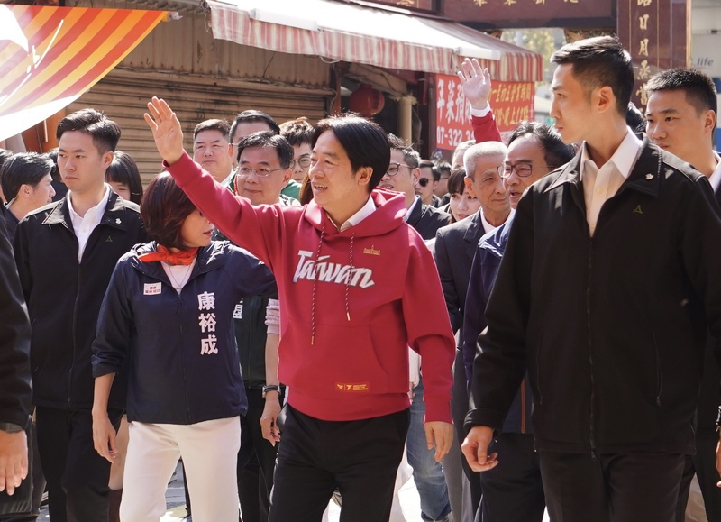 農曆大年初二，賴清德總統（前中）30日到高雄市三民區新大港保安宮參香及發放福袋。 (圖：中央社)