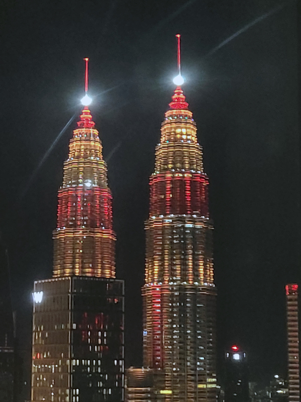 馬來西亞去年局喜迎3800萬人次的國際旅客，成為東南亞的重要觀光目的地。春節期間，吉隆坡也湧入大量觀光人潮，知名地標國油雙峰塔是國際旅客熱愛打卡地點。中央社記者黃自強吉隆坡攝  114年1月30日 (圖：中央社)