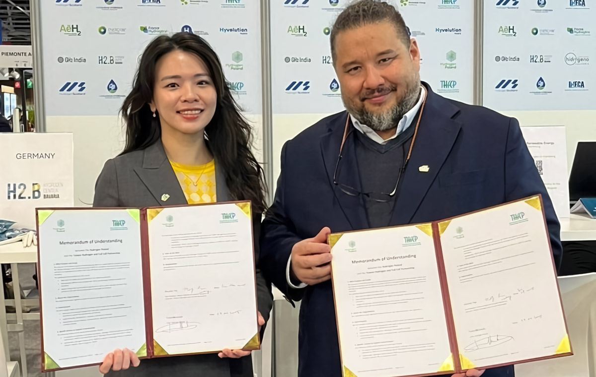 波蘭氫能協會主席烏梅達(右)29日與台灣氫能與燃料電池夥伴聯盟執行長林若蓁(左)在法國Hyvolution國際氫能展會中簽下合作備忘錄。(圖：中央社)