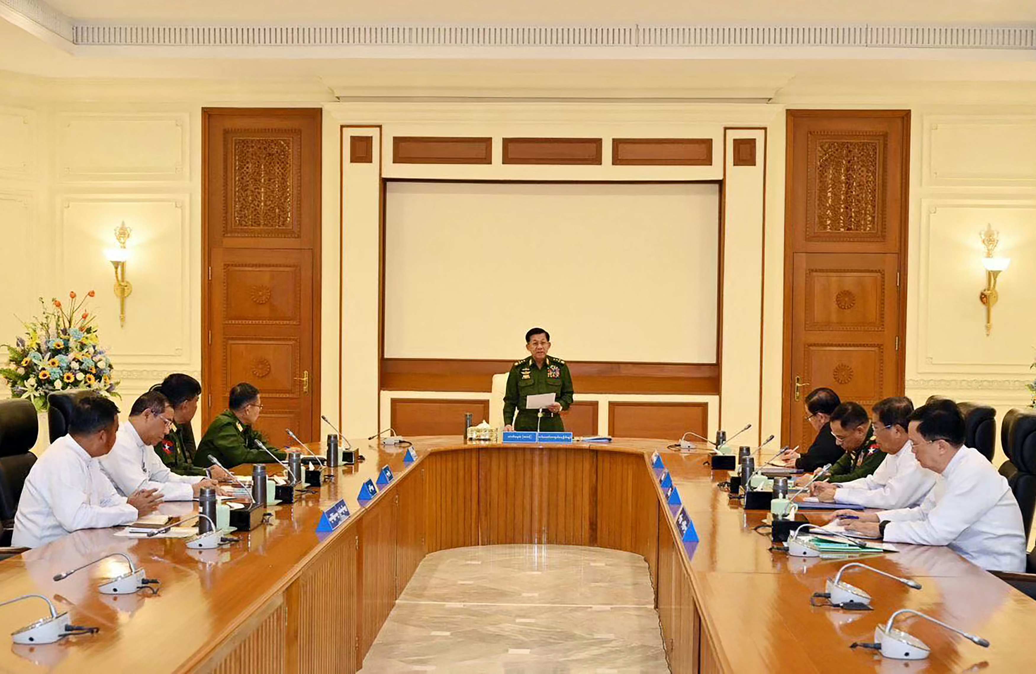 緬甸軍政府宣布延長緊急狀態6個月。圖為緬甸國防軍總司令敏昂萊(Min Aung Hlaing)在奈比多國防與安全委員會會議上發言。(AFP PHOTO /MYANMAR MILITARY INFORMATION TEAM)