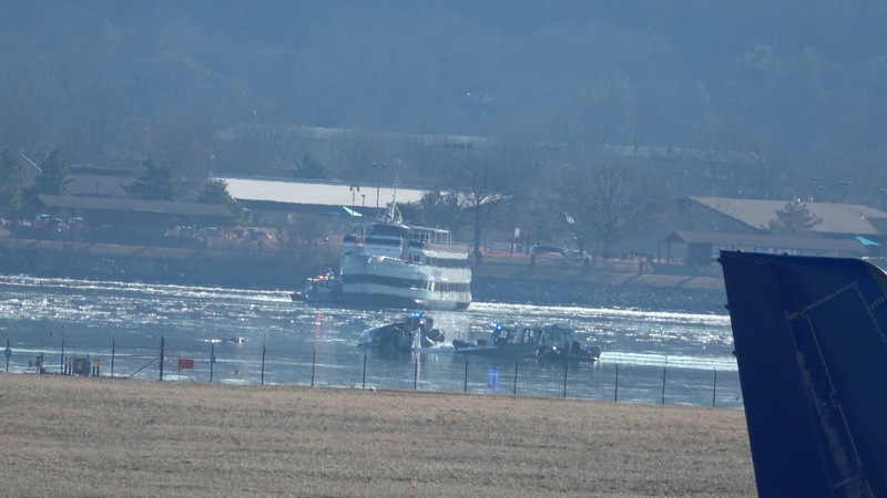 美國華府29日晚間發生客機與黑鷹直升機在空中相撞後雙雙墜入波多馬克河的意外，造成67人死亡，圖為事故現場。(圖：中央社)