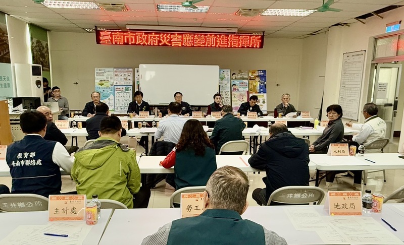 台南市長黃偉哲（後右4）31日在玉井區召開災害應變會議，要求年後加速災後鑑定及復建工作。（台南市政府提供）