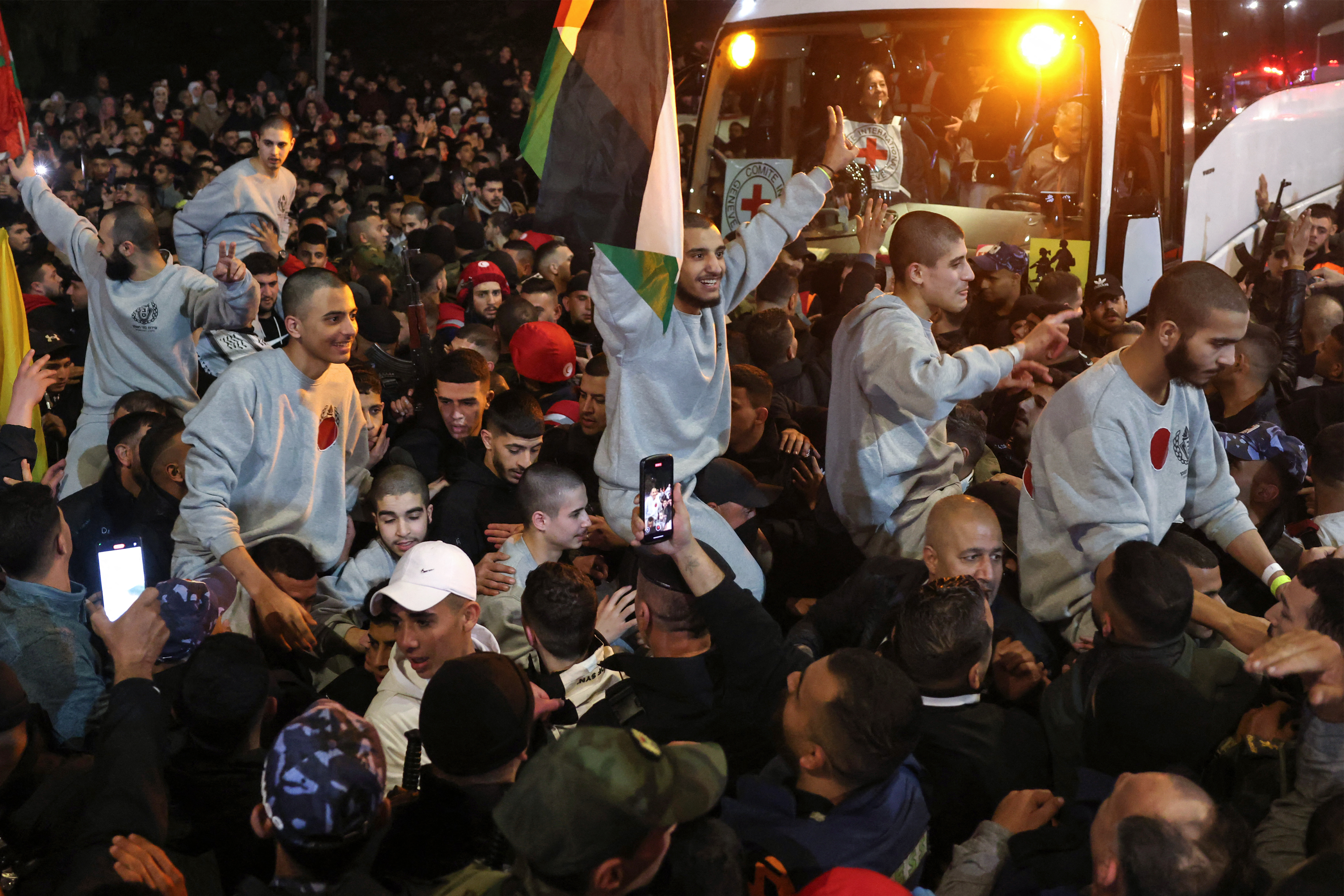 哈瑪斯釋放8人質換回110囚，巴勒斯坦群眾熱烈迎接。(AFP)