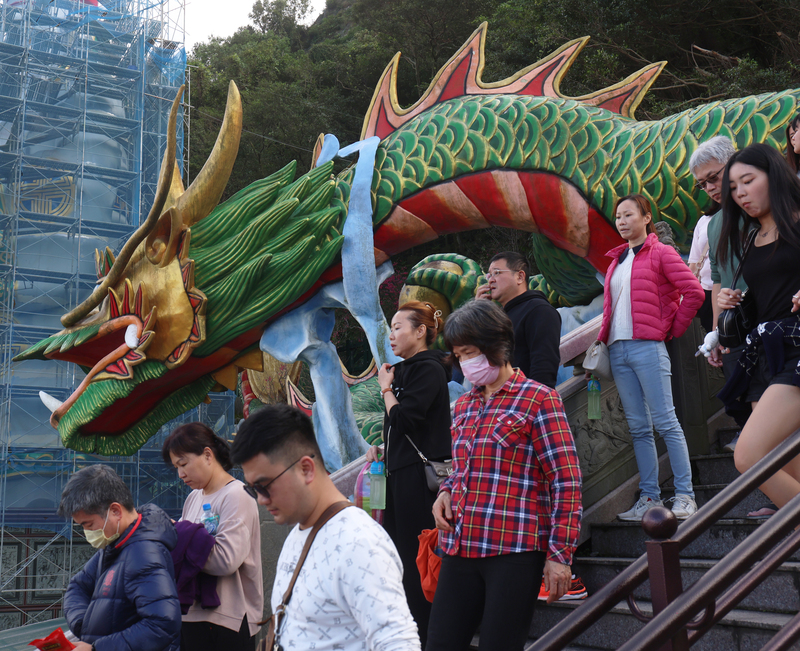 示意資料照。民眾趁假日前往新北中和烘爐地南山福德宮祈福、求財運。(圖：中央社)