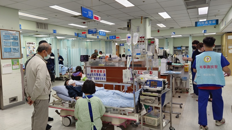 醫界發出聯合聲明，呼籲民眾若出現類流感症狀或流感徵兆，先至鄰近社區醫院與診所就醫，經醫師判斷有需要再轉至急診。圖為屏東基督教醫院急診室。 (圖：中央社資料照片)