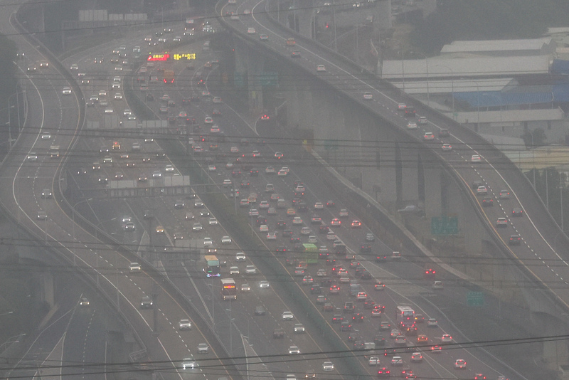 迎來大年初五，也是春節連假最後一天，國道1號林口泰山段2日下午車流明顯增多。(圖：中央社)