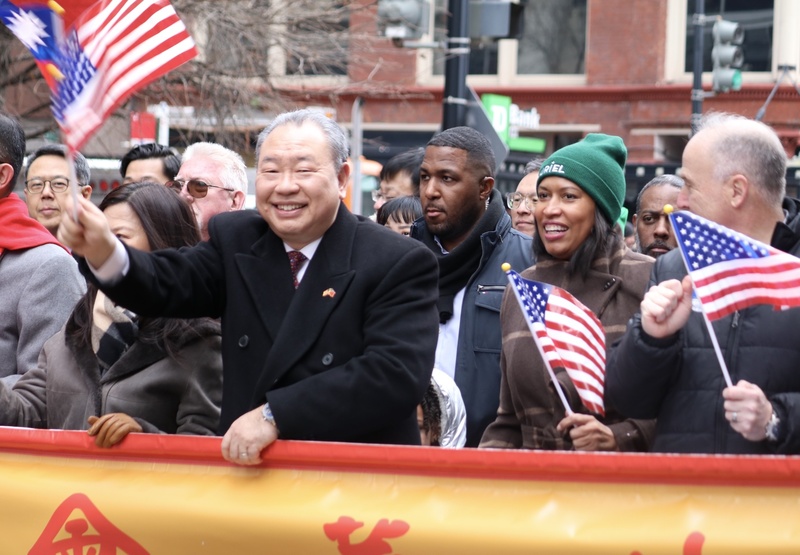 駐美代表俞大㵢（前左）2日參加華府華埠舉行的農曆春節遊行並接受媒體聯訪。右2為華府市長鮑賽。 (圖：中央社)