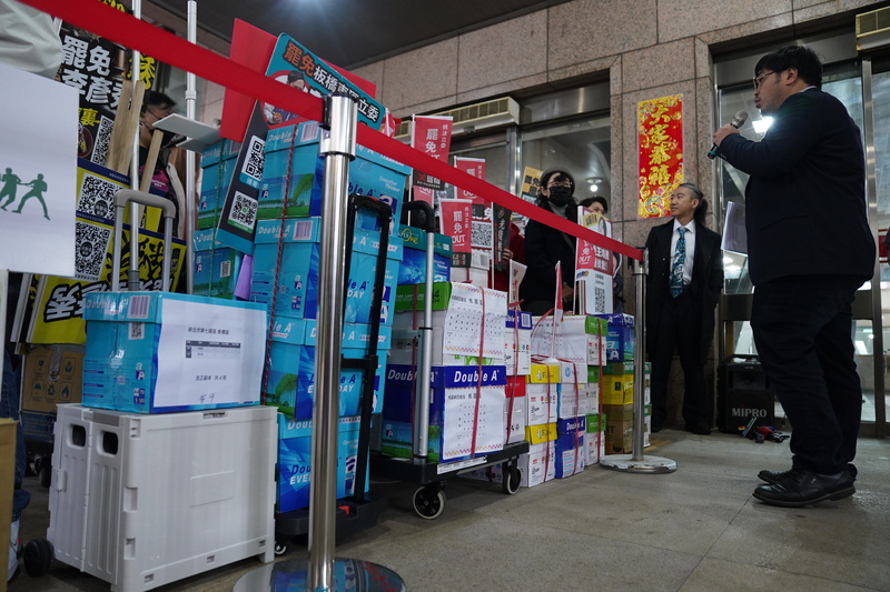 中央選舉委員會表示，今天(3日)共收到20案罷免案送件，接下來將請地方選委會於2月23日前查對並函復結果給中選會，而中選會應於2月28日前審定完畢。 (圖：中央社)