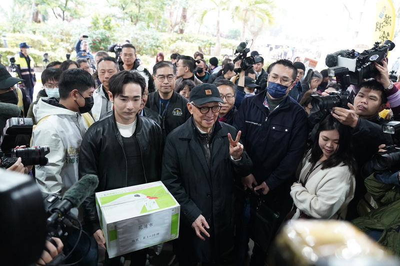 各地罷免團體3日上午集結，把連署書一箱箱搬進中選會送件。前聯電董事長曹興誠（前中）也到場聲援。中央社記者徐肇昌攝  114年2月3日 (圖：中央社)