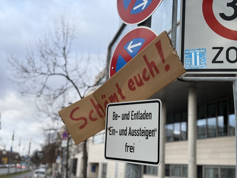 針對移民議題，德國基民盟(CDU)與極右翼另類選擇黨(AfD)合作引發民眾不滿。基民盟柏林總部前有示威民眾張貼抗議標語「Schamt euch!」(你們應該感到羞恥！)表達不滿。(圖：中央社)