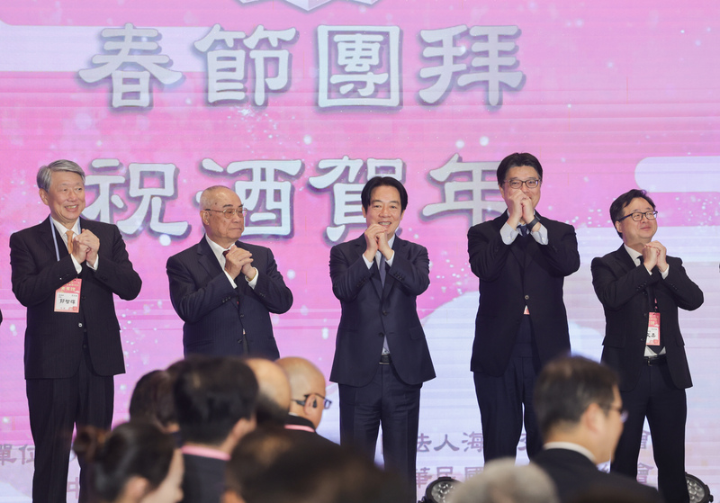 「2025大陸台商春節活動」3日在台北美福大飯店舉行，總統賴清德（中）、陸委會主委邱垂正（右2）、海基會董事長吳豊山（左2）、祕書長羅文嘉（右）及經濟部長郭智輝（左）等向與會來賓拱手拜年。 (圖：中央社)