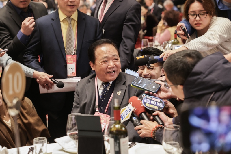 總統賴清德3日出席「2025大陸台商春節活動」，向台商拜年致意。賴總統致詞結束後，廈門台商協會副會長葉永松（中坐者）忽然起身高喊「當家不鬧事，台商反對大罷免，避免勞民傷財」，現場引起一陣騷動。(圖：中央社)