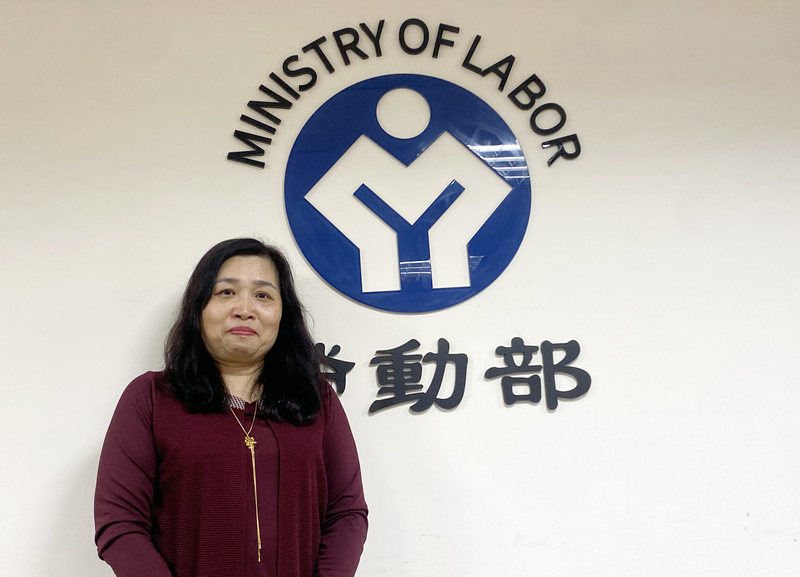 勞動基金2024年投資大豐收，全年大賺新台幣1兆428億元，破歷史新高，圖為勞動基金運用局副局長劉麗茹3日說明勞動基金運用績效。(圖：中央社)