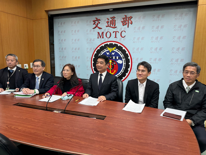交通部次長伍勝園(右3)3日率部內官員向外界報告春節疏運成效，其中國道壅塞率4.1%，較113年同期持平。(圖：中央社)