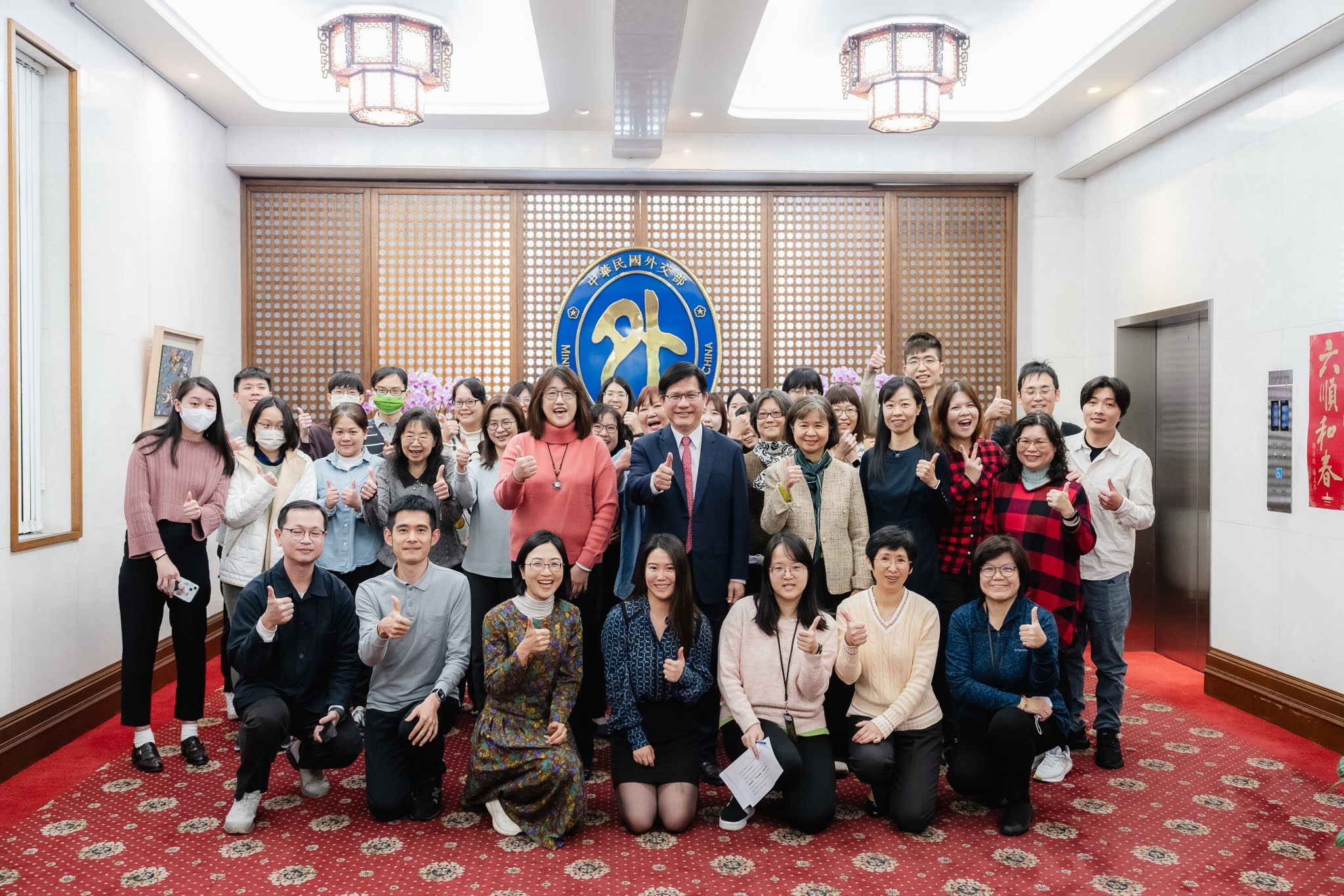 今天(3日)是春節後的開工日，外交部長林佳龍(中間打紅領帶者)在社群媒體祝福民眾開工大吉。(圖 : 林佳龍臉書)